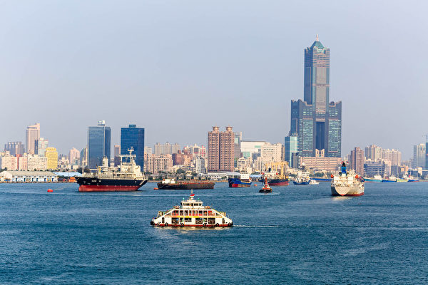高雄港位于台湾高雄市的海港,为台湾四座主要国际港之一,而且是台湾首要的海运枢纽、与货运进出口门户,港口货物吞吐量,约占台湾整体港口货物吞吐量二分之一。其毗邻高雄市中心,港区范围横跨高雄市6个行政区,是台湾第一大港、世界第十三大港口 。(郑顺利/大纪元) 高雄港位于台湾高雄市的海港,为台湾四座主要国际港之一,而且是台湾首要的海运枢纽、与货运进出口门户,港口货物吞吐量,约占台湾整体港口货物吞吐量二分之一。其毗邻高雄市中心,港区范围横跨高雄市6个行政区,是台湾第一大港、世界第十三大港口 。(郑顺利/大纪元)