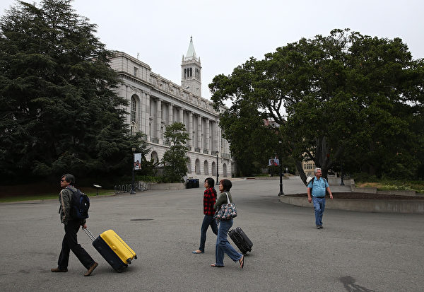 尽管加州大学柏克莱分校（UC Berkeley）的学费不便宜，但是它的名声好，还是值得投资，该校毕业生在硅谷的高科技公司很抢手。 (Justin Sullivan/Getty Images)
