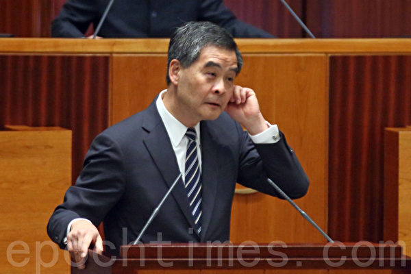 所謂權威人士放風稱若政改遭否決特首梁振英(圖)連任機會大,泛民駁斥是「靠嚇」。(潘在殊/大紀元) 所謂權威人士放風稱若政改遭否決特首梁振英(圖)連任機會大,泛民駁斥是「靠嚇」。(潘在殊/大紀元)