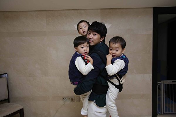 宋一國一個人帶三個小孩,展現「超人般體力」。(中天提供) 宋一國一個人帶三個小孩,展現「超人般體力」。(中天提供)
