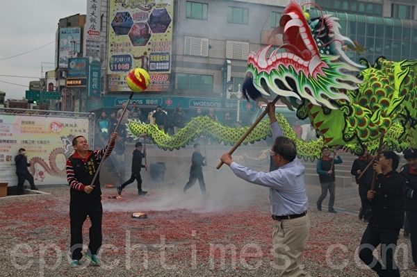 苗栗市长邱炳坤与市代表组成的舞龙队,在烟硝弥漫中体验火旁龙滋味。 (许享富 /大纪元) 苗栗市长邱炳坤与市代表组成的舞龙队,在烟硝弥漫中体验火旁龙滋味。 (许享富 /大纪元)