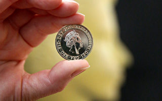 组图：英女王硬币肖像第5度换新妆