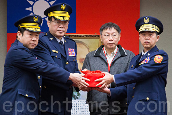 臺北市政府5日舉行新任分局長和大隊長交接典禮,由市長柯文哲(右2)主持交接典禮,右為新上任信義分局長吳敬田。(陳柏州/大紀元) 臺北市政府5日舉行新任分局長和大隊長交接典禮,由市長柯文哲(右2)主持交接典禮,右為新上任信義分局長吳敬田。(陳柏州/大紀元)