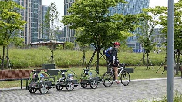 宋一國將自行車跟三個嬰兒車改造連接在一起。(中天提供) 宋一國將自行車跟三個嬰兒車改造連接在一起。(中天提供)