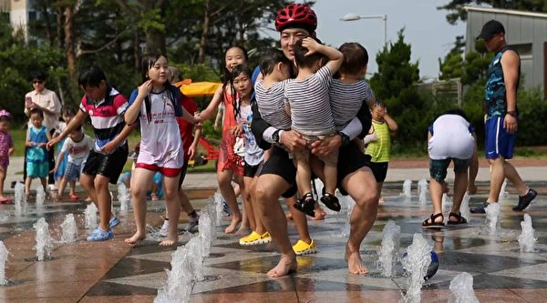 宋一國常常在節目中一口氣抱起三胞胎。(中天提供) 宋一國常常在節目中一口氣抱起三胞胎。(中天提供)