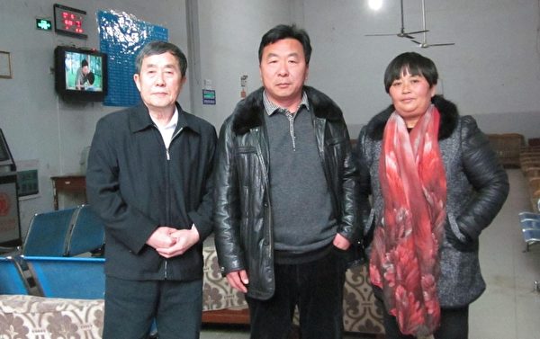 陈秉中同朱龙伟夫妇无法交谈在火车站候车室一别(作者提供) 陈秉中同朱龙伟夫妇无法交谈在火车站候车室一别(作者提供)