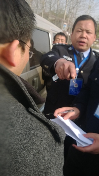态度蛮横的警察检查陈秉中陪同人员的证件(作者提供) 态度蛮横的警察检查陈秉中陪同人员的证件(作者提供)