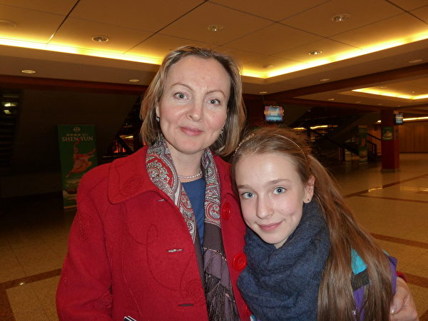 Natalie Nowack女士和11岁的女儿观看了2015年3月13日在德国法兰克福世纪大厅上演的神韵晚会，Nowack女士赞演员“身体和精神合一”。（文婧/大纪元）