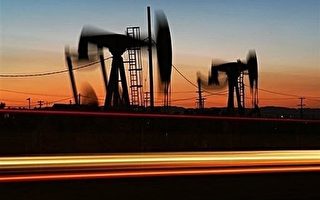 美元走强 美原油库存上升 国际油价暴跌