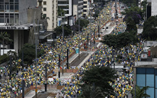 组图：巴西百万人大游行要求弹劾总统