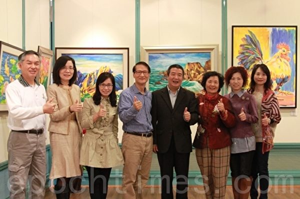 江隆芳師生與頭份鎮長在師生畫作前合影。(許享富 /大紀元) 江隆芳師生與頭份鎮長在師生畫作前合影。(許享富 /大紀元)