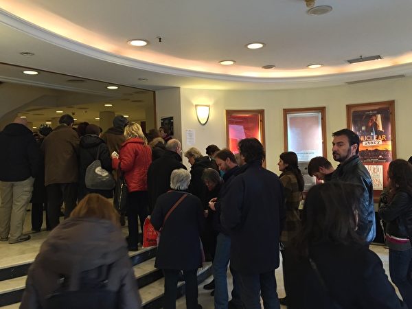 希臘第17屆THESSALONIKI記錄片電影節於3月13~22日在THESSALONIKI市亞理斯多德廣場奧林匹亞大廈Pavloszannas劇場舉行。3月18日下午6點,《超越恐懼》第二場放映被安排在該電影節最大的有600多座位的奧林匹亞劇院。圖中許多早到的觀眾排隊等待入場。(傑森/大紀元) 希臘第17屆THESSALONIKI記錄片電影節於3月13~22日在THESSALONIKI市亞理斯多德廣場奧林匹亞大廈Pavloszannas劇場舉行。3月18日下午6點,《超越恐懼》第二場放映被安排在該電影節最大的有600多座位的奧林匹亞劇院。圖中許多早到的觀眾排隊等待入場。(傑森/大紀元)