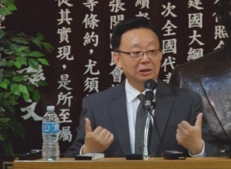 辛灏年在2014年旧金山“民权研讨会”上发表演讲。(新唐人) 辛灏年在2014年旧金山“民权研讨会”上发表演讲。(新唐人)