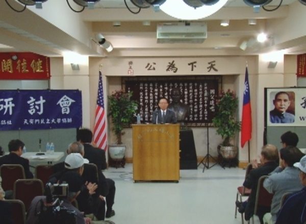 辛灏年在2014年旧金山“民权研讨会”上发表演讲。(新唐人) 辛灏年在2014年旧金山“民权研讨会”上发表演讲。(新唐人)