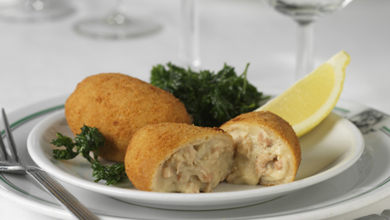 在Aux Armes de Bruxelles,炸蝦條(croquette aux crevettes)是最受歡迎的菜之一,多年來餐廳一直堅持自製蝦條。炸的金黃的表皮十分酥脆,薄厚適中;一口咬下,流出濃郁的奶酪和填充飽滿的小褐蝦,滿口留香。(Aux Armes de Bruxelles餐廳提供) 在Aux Armes de Bruxelles,炸蝦條(croquette aux crevettes)是最受歡迎的菜之一,多年來餐廳一直堅持自製蝦條。炸的金黃的表皮十分酥脆,薄厚適中;一口咬下,流出濃郁的奶酪和填充飽滿的小褐蝦,滿口留香。(Aux Armes de Bruxelles餐廳提供)
