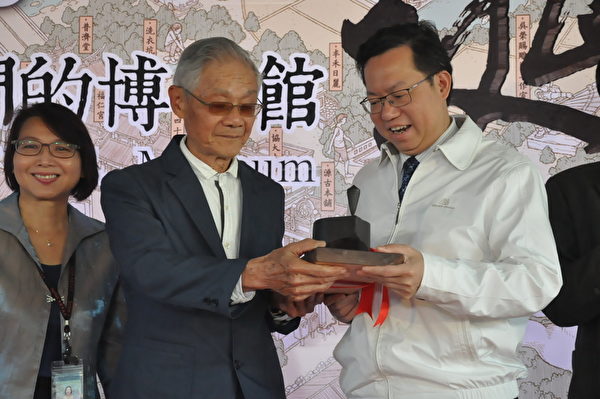 木藝匠師將墨斗獻給鄭文燦市長(右)。(徐乃義/大紀元) 木藝匠師將墨斗獻給鄭文燦市長(右)。(徐乃義/大紀元)