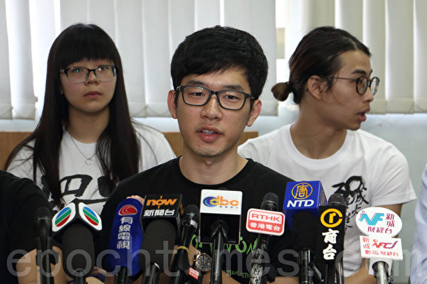 学联新一届秘书长罗冠聪强调学联支持公民提名,反对中共人大8.31决议的框架。(蔡雯文/大纪元) 学联新一届秘书长罗冠聪强调学联支持公民提名,反对中共人大8.31决议的框架。(蔡雯文/大纪元)