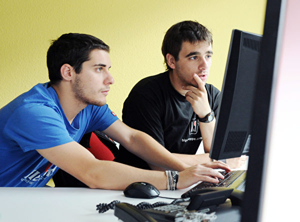 软件工程师（Software Engineer）主要是设计开发应用程序、计算机软件、数据库以及游戏软件。（ULI DECK/AFP/GettyImages)