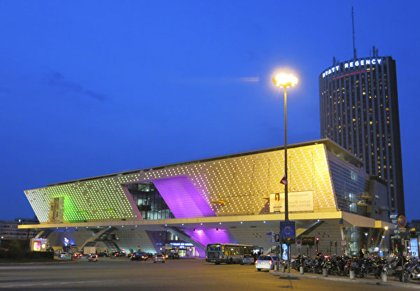 巴黎國際會議中心(Palais des congrès de Paris),是法國最重要的商務、會議和文藝演出中心。(關宇寧/大紀元)
巴黎國際會議中心(Palais des congrès de Paris),是法國最重要的商務、會議和文藝演出中心。(關宇寧/大紀元)