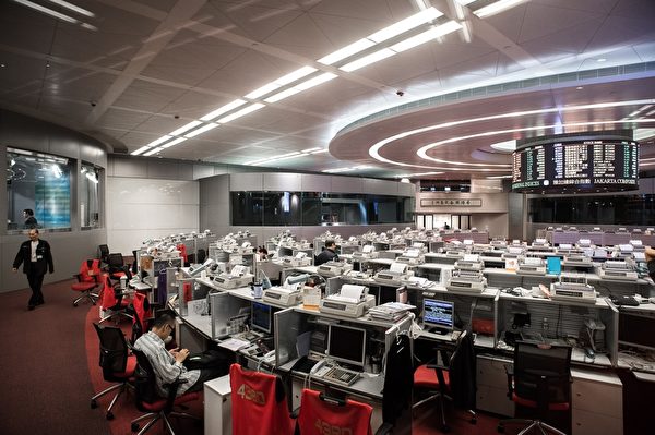 香港经济专家担忧,香港股市A股化,令散户面临风险。图为香港证交所大堂。 (PHILIPPE LOPEZ/AFP/Getty Images) 香港经济专家担忧,香港股市A股化,令散户面临风险。图为香港证交所大堂。 (PHILIPPE LOPEZ/AFP/Getty Images)