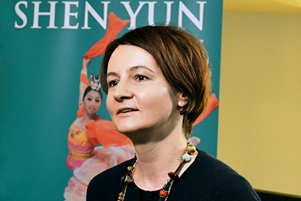 瑪爾傑娜•博馬諾斯卡(Marzena Bomanowska)女士是波蘭羅斯電影博物館的館長。她於2015年3月8日下午觀看了美國神韻國際藝術團在波蘭羅茲大劇院的演出後表示,神韻傳播的是一個普世的價值觀,全世界人們都能看懂的一場演出。(Florian/大紀元) 瑪爾傑娜•博馬諾斯卡(Marzena Bomanowska)女士是波蘭羅斯電影博物館的館長。她於2015年3月8日下午觀看了美國神韻國際藝術團在波蘭羅茲大劇院的演出後表示,神韻傳播的是一個普世的價值觀,全世界人們都能看懂的一場演出。(Florian/大紀元)