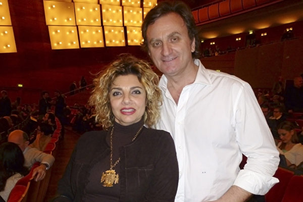 2015年3月22日下午,舞蹈老師Laura Andreani與她的先生、公司經理Alessio Rossi一起觀賞了神韻國際藝術團在意大利米蘭的最後一場演出,讚美不已。(林達/大紀元) 2015年3月22日下午,舞蹈老師Laura Andreani與她的先生、公司經理Alessio Rossi一起觀賞了神韻國際藝術團在意大利米蘭的最後一場演出,讚美不已。(林達/大紀元)