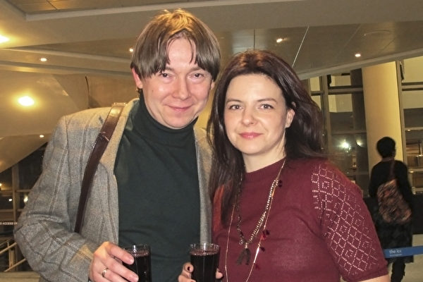 Ekaterina Gorkowienko女士是一位語言教育家,她跟先生觀看了3月28日伯明翰的神韻演出。(麥蕾/大紀元) Ekaterina Gorkowienko女士是一位語言教育家,她跟先生觀看了3月28日伯明翰的神韻演出。(麥蕾/大紀元)