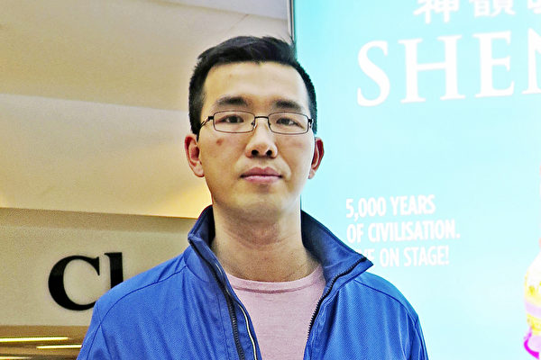 來自四川的李貴陽先生兩次觀看神韻,被深深震撼,他呼籲所有華人應該多多支持神韻,因為神韻才是真正的中華文化的體現。(文華/大紀元) 來自四川的李貴陽先生兩次觀看神韻,被深深震撼,他呼籲所有華人應該多多支持神韻,因為神韻才是真正的中華文化的體現。(文華/大紀元)