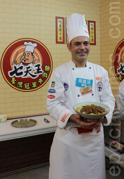 来自伊朗的老外今次将独特的手艺带来香港,他的“一品牛肉面”加入了波斯人爱用的香料。(王文君/大纪元) 来自伊朗的老外今次将独特的手艺带来香港,他的“一品牛肉面”加入了波斯人爱用的香料。(王文君/大纪元)