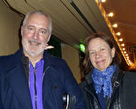 斯德哥爾摩大學教授Kevin Noone先生與夫人Birgitta Noone觀看了2015年4月5日下午神韻國際藝術團在瑞典斯德哥爾摩的第二場演出，倍感高興。林達/大紀元）