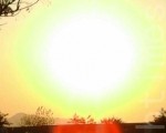 同一地連拍奇景 紅光暈球環繞太陽