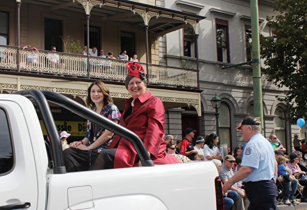 班迪戈市的年度榮譽市民(Bendigo Citizen of the Year)戴維斯博士(Dr Penelope K Davies)(右)在遊行隊伍中。(劉珍/大紀元) 班迪戈市的年度榮譽市民(Bendigo Citizen of the Year)戴維斯博士(Dr Penelope K Davies)(右)在遊行隊伍中。(劉珍/大紀元)