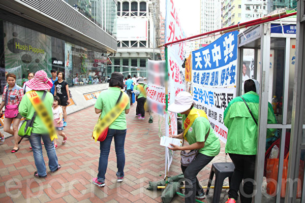 青關會成員在復活節期間加強侵擾法輪功學員,其中在旺角亞皆老街多次遮擋法輪功的橫幅。(潘在殊/大紀元) 青關會成員在復活節期間加強侵擾法輪功學員,其中在旺角亞皆老街多次遮擋法輪功的橫幅。(潘在殊/大紀元)
