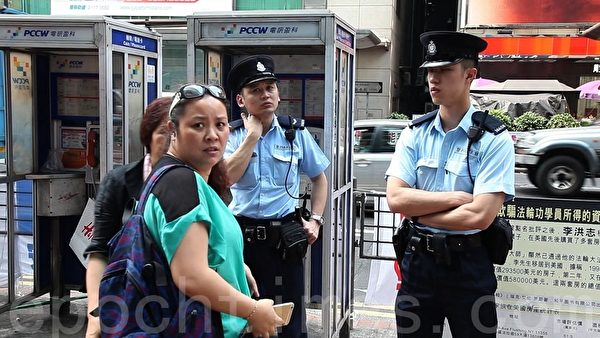 警方接獲市民投訴到場調查,青關會頭目肖小容被警方查問。(潘在殊/大紀元) 警方接獲市民投訴到場調查,青關會頭目肖小容被警方查問。(潘在殊/大紀元)