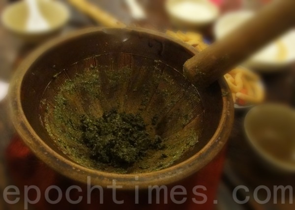 用油茶树或橄榄树制成的“擂棍”,把茶叶、花生…研磨成糊状。(彩霞/大纪元) 用油茶树或橄榄树制成的“擂棍”,把茶叶、花生…研磨成糊状。(彩霞/大纪元)