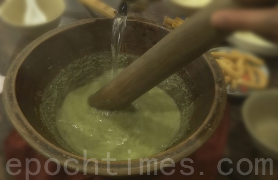 用沸水冲泡成养生的茶饮,香纯浓郁,能消暑止渴,又能滋补长寿。(彩霞/大纪元) 用沸水冲泡成养生的茶饮,香纯浓郁,能消暑止渴,又能滋补长寿。(彩霞/大纪元)