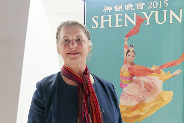 音樂史研究者Nurkewska Wanda女士被神韻傳遞的福音感動得熱淚盈眶。(文華/大紀元) 音樂史研究者Nurkewska Wanda女士被神韻傳遞的福音感動得熱淚盈眶。(文華/大紀元)