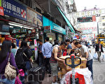 在上水,有金铺和药房担心“一周一行”令生意下跌。但有居民就欢迎新措施,认为有助纾缓水货活动令路面挤逼的情况。(潘在殊/大纪元)