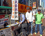 中共前政法委书记周永康即将面临公审的敏感时刻,中共外围特务组织香港青关会成员频密滋扰法轮功真相点,期间不时在位于亚皆老街的法轮功真相点挂起诬蔑法轮功的横幅,派发诬蔑法轮功的材料,但许多市民反而主动了解法轮功真相并不时责骂青关会成员(绿色衣服)。(潘在殊/大纪元)
