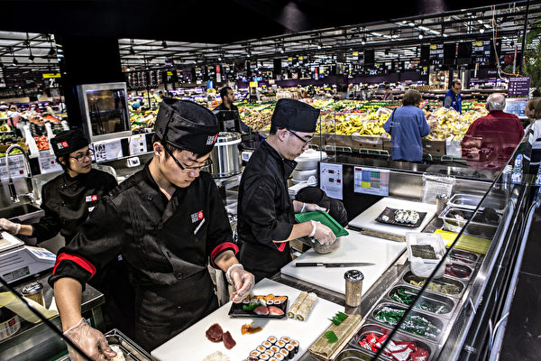 「Kelly Deli」壽司專櫃上,加盟者正在製作壽司。(「Kelly Deli」提供) 「Kelly Deli」壽司專櫃上,加盟者正在製作壽司。(「Kelly Deli」提供)