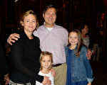 Square One銀行高級副總裁Jeff Griffor攜太太Jennifer Griffor和兩個女兒觀看了神韻巡迴藝術團2015年4月18日下午在美國羅德島普羅維登斯的演出。（陳香君/大紀元）