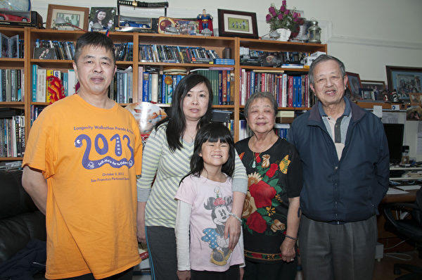 李樹廣弟弟Sherman、太太季朱妙慈、小女兒和她的奶奶、爺爺合影。(周鳳臨/大紀元) 李樹廣弟弟Sherman、太太季朱妙慈、小女兒和她的奶奶、爺爺合影。(周鳳臨/大紀元)