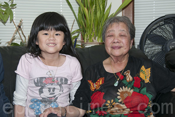 舊金山華裔消防員李樹廣11歲有智障的女兒李鳳英(左)與奶奶在一起。(周鳳臨/大紀元) 舊金山華裔消防員李樹廣11歲有智障的女兒李鳳英(左)與奶奶在一起。(周鳳臨/大紀元)