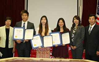 华裔家长教师协会 为12位获奖学生颁奖