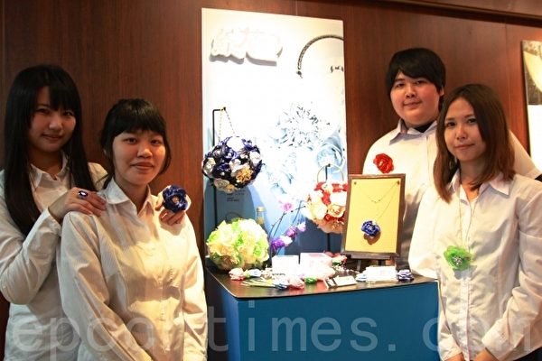 綻花是精緻口金圓型手提包,可以取代新娘捧花。(許享富 /大紀元) 綻花是精緻口金圓型手提包,可以取代新娘捧花。(許享富 /大紀元)