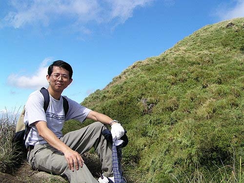 Tony於陽明山國家公園凱達格蘭山(2002年,當時41歲。) (圖片提供:tony) Tony於陽明山國家公園凱達格蘭山(2002年,當時41歲。) (圖片提供:tony)