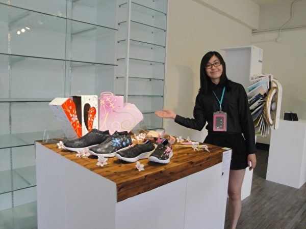 參展同學介紹鞋樣設計。(許享富 /大紀元) 參展同學介紹鞋樣設計。(許享富 /大紀元)