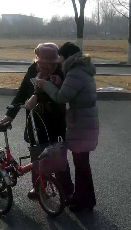 自1月中旬开始,营救北京市被绑架关押的法轮功学员庞友的“捍卫正义”活动开始征集签名。截至3月末,已经有千余名北京各界民众签名或按手印支持营救庞友,他们的正义之声表明了对法轮功的支持和对中共的唾弃。(明慧网) 自1月中旬开始,营救北京市被绑架关押的法轮功学员庞友的“捍卫正义”活动开始征集签名。截至3月末,已经有千余名北京各界民众签名或按手印支持营救庞友,他们的正义之声表明了对法轮功的支持和对中共的唾弃。(明慧网)