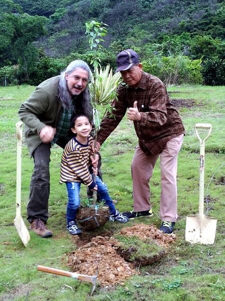響應「世界地球日」,馬修‧連恩(左)日前帶著兒子Ethan與岳父一起種樹苗。(新視紀整合提供) 響應「世界地球日」,馬修‧連恩(左)日前帶著兒子Ethan與岳父一起種樹苗。(新視紀整合提供)