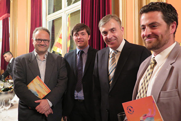 2015年4月24日,西班牙蕾麗達劇院的CEO José Luis Torrelles(左一)Pol Torrelles(左二),還有巴塞羅那歷史文化遺產管理負責人Joan Francesc(左三),以及劇院戲劇文化經理Rafael Zueco(右一)一起觀賞了神韻的首場演出。(文華/大紀元)
2015年4月24日,西班牙蕾麗達劇院的CEO José Luis Torrelles(左一)Pol Torrelles(左二),還有巴塞羅那歷史文化遺產管理負責人Joan Francesc(左三),以及劇院戲劇文化經理Rafael Zueco(右一)一起觀賞了神韻的首場演出。(文華/大紀元)
